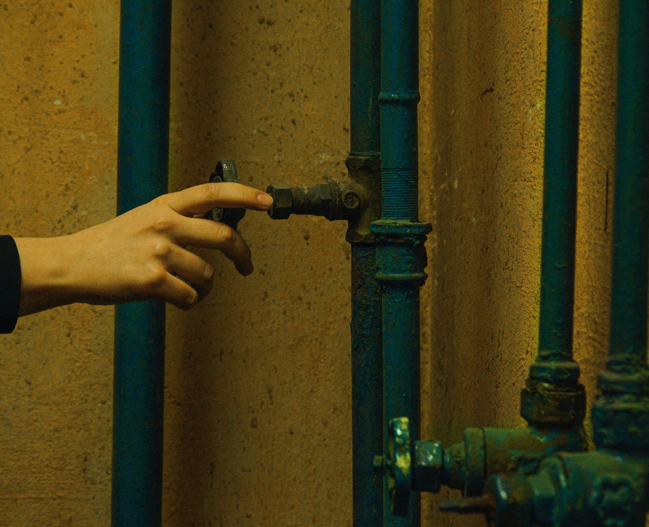 local plumbing contractor turn off main water valve